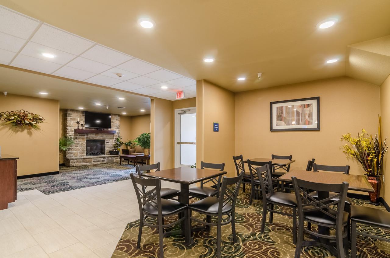 Cobblestone Inn & Suites - Oberlin Bagian luar foto