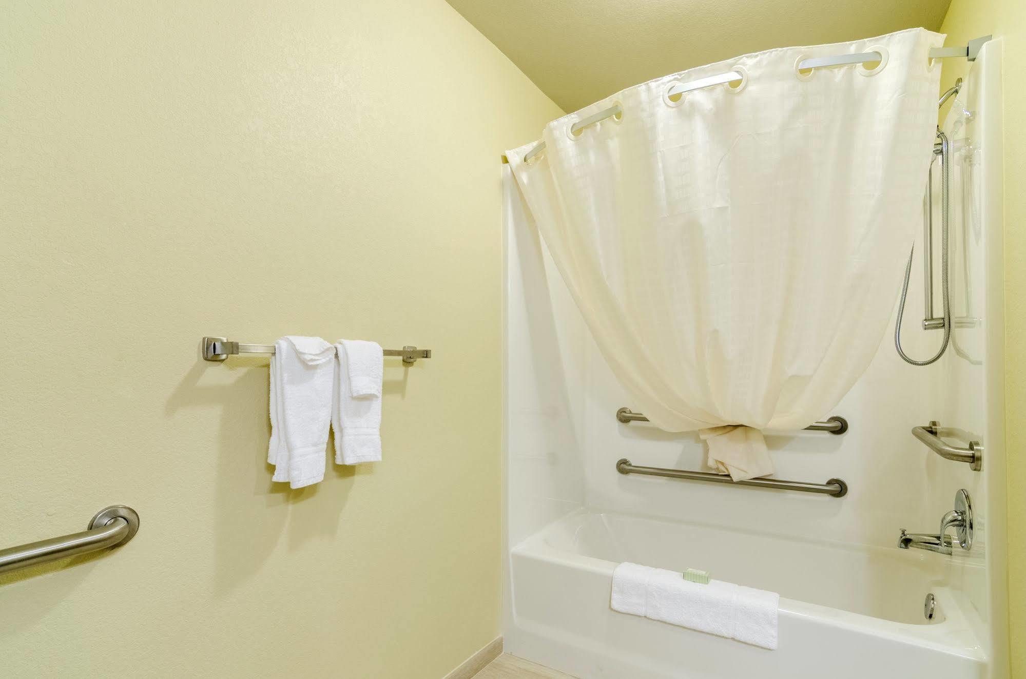 Cobblestone Inn & Suites - Oberlin Bagian luar foto