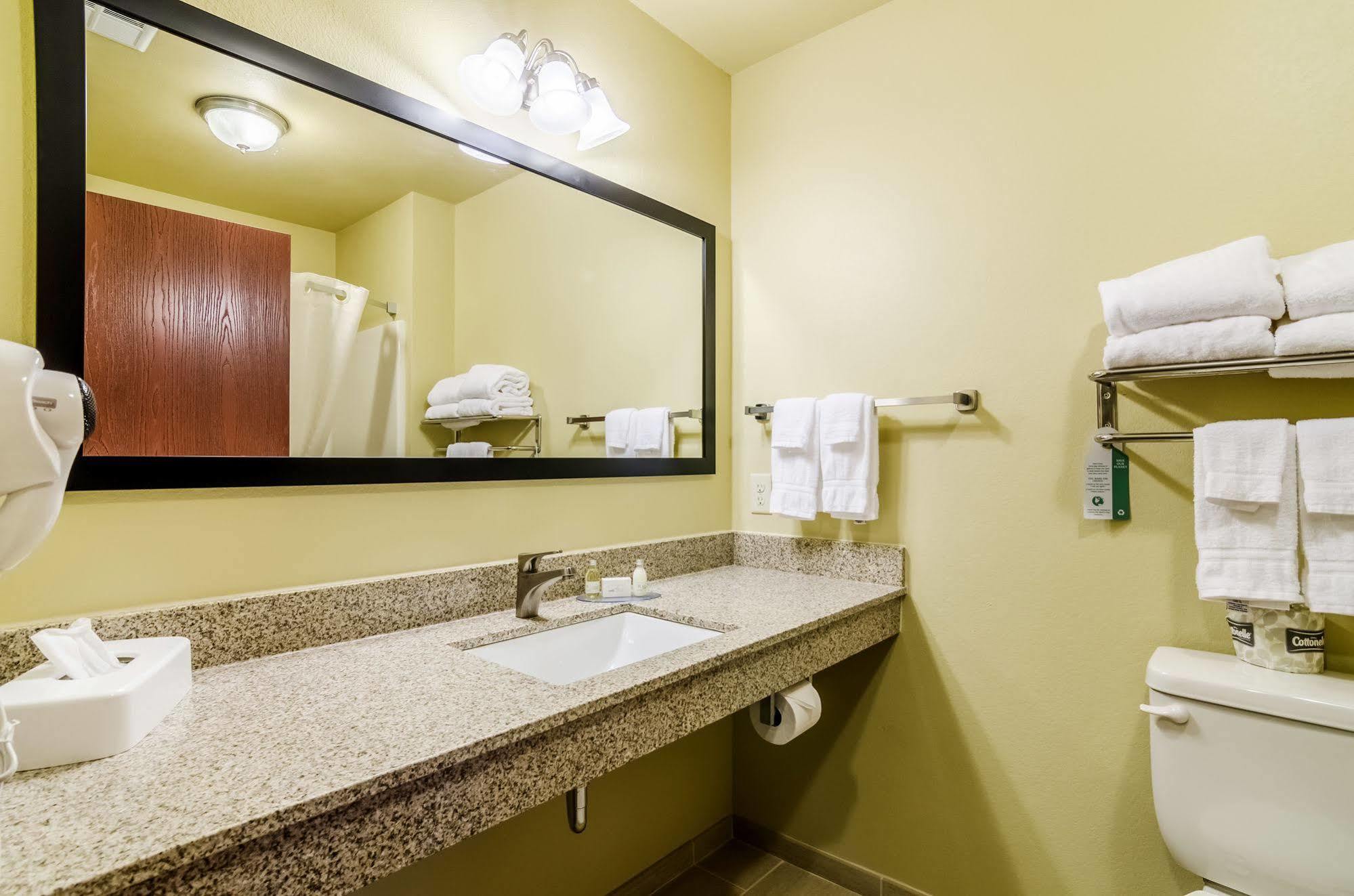 Cobblestone Inn & Suites - Oberlin Bagian luar foto