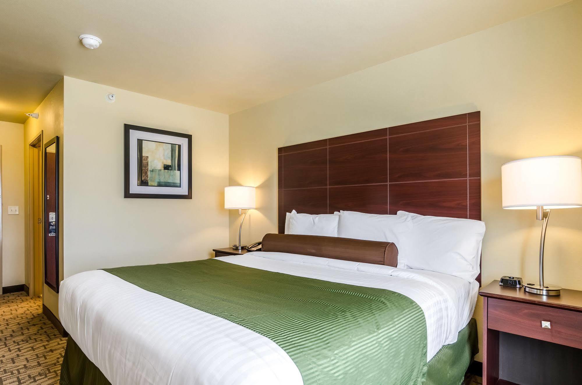 Cobblestone Inn & Suites - Oberlin Bagian luar foto
