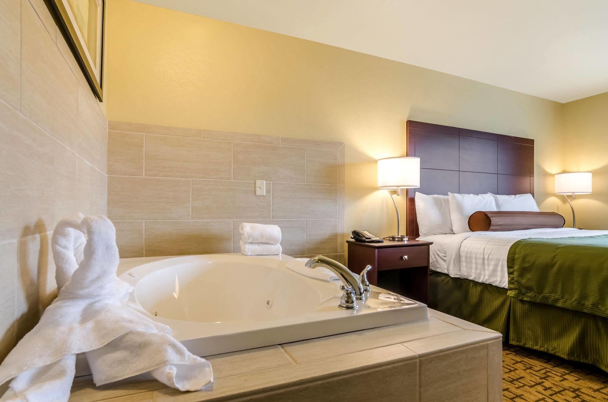 Cobblestone Inn & Suites - Oberlin Bagian luar foto