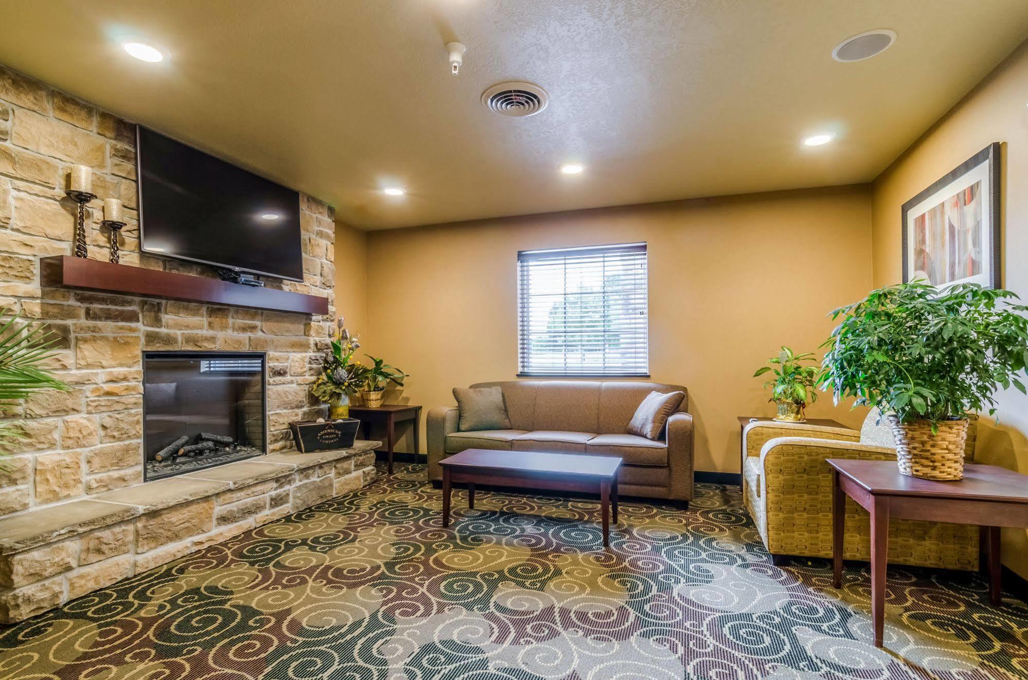 Cobblestone Inn & Suites - Oberlin Bagian luar foto