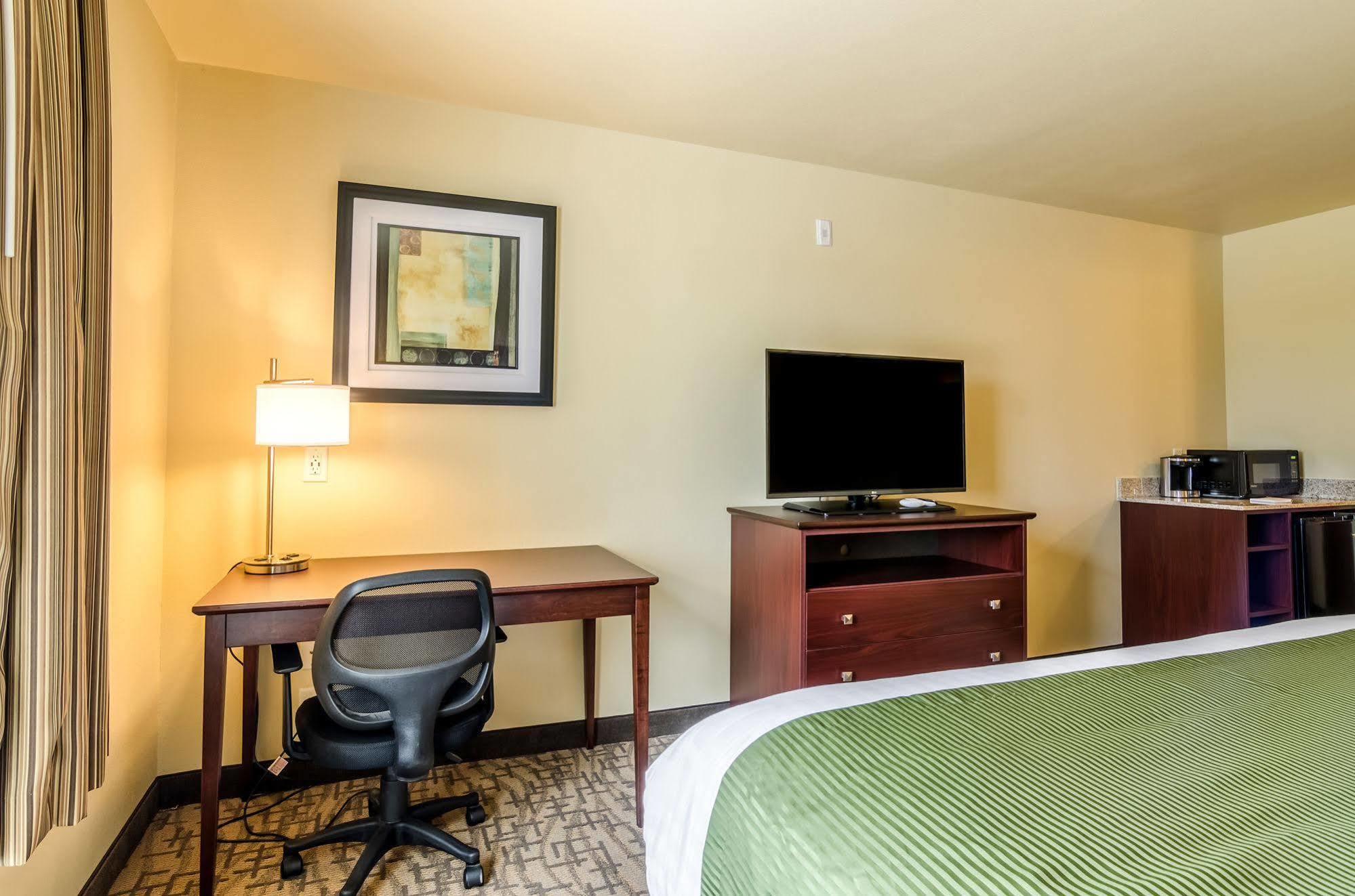Cobblestone Inn & Suites - Oberlin Bagian luar foto