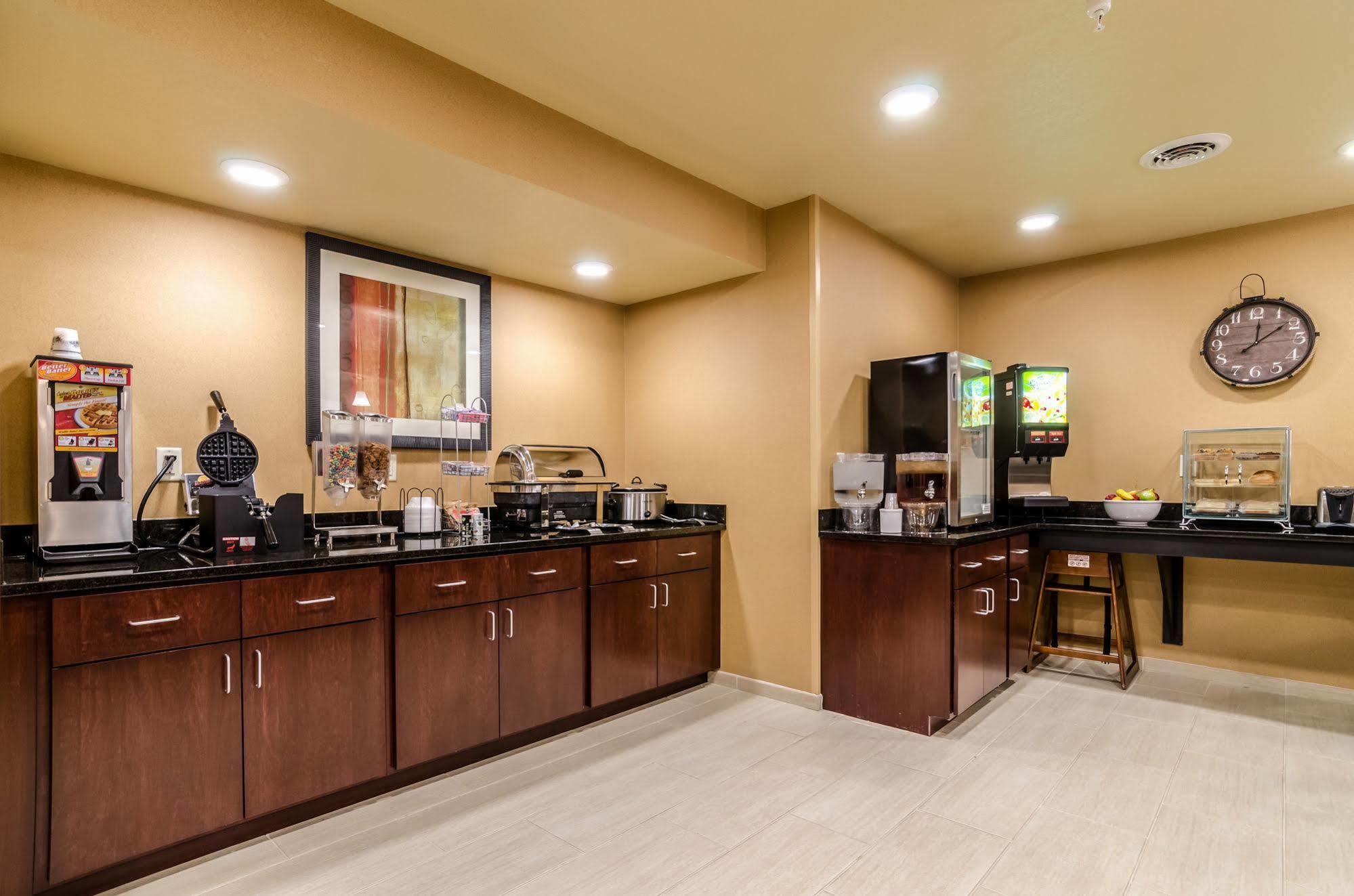 Cobblestone Inn & Suites - Oberlin Bagian luar foto