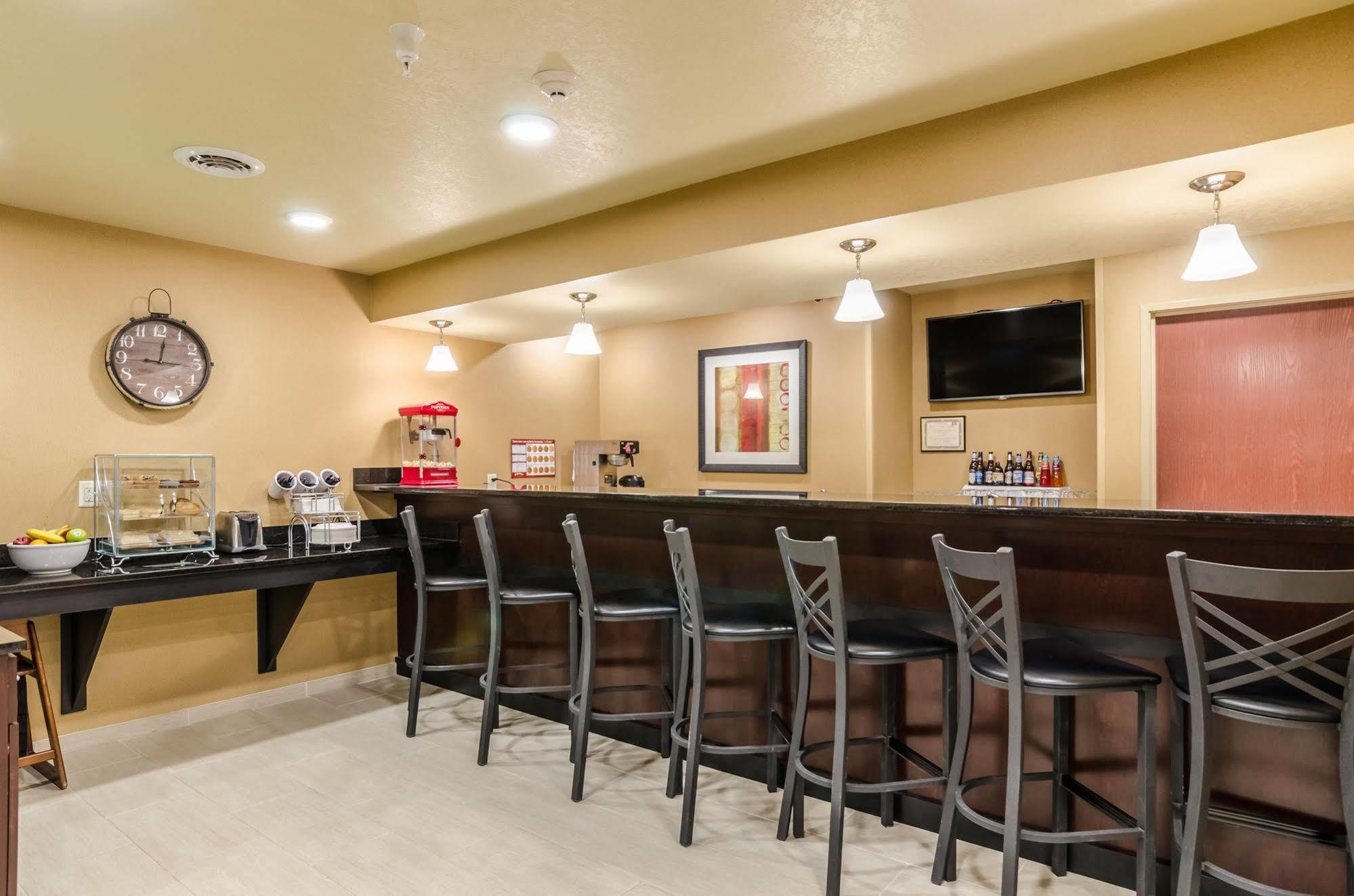 Cobblestone Inn & Suites - Oberlin Bagian luar foto