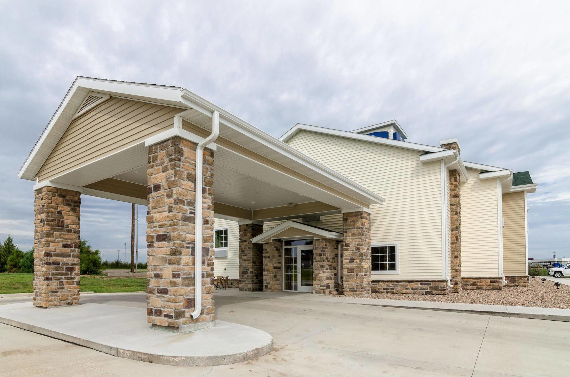 Cobblestone Inn & Suites - Oberlin Bagian luar foto
